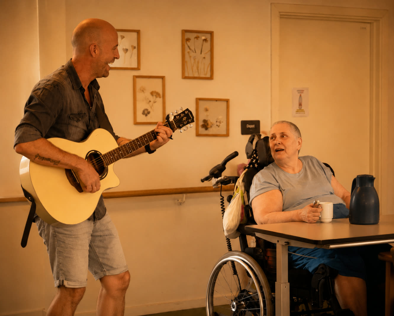 Klavs spiller guitar og synger sammen med en beboer i et nært musikalsk møde